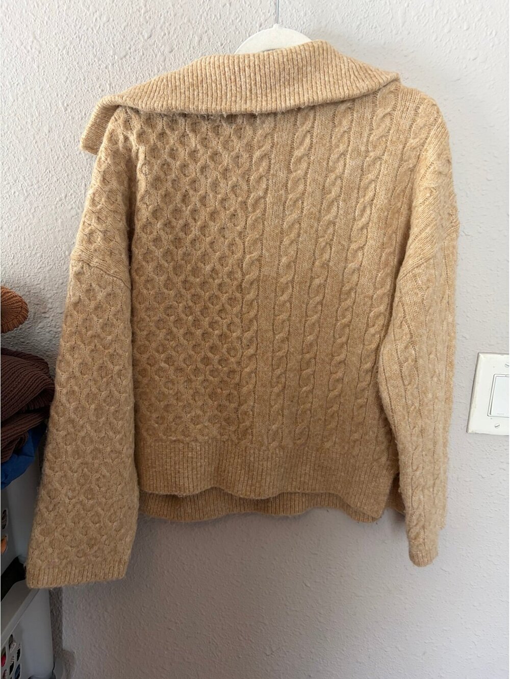 Abercrombie & Fitch cable knit collared sweater beige size L. Very soft - Picture 5 of 5